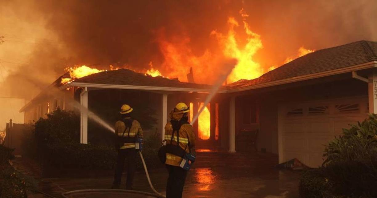 Al menos 80.000 personas aún se mantienen bajo orden de evacuación por los cuatro incendios que queman actualmente en los condados de Los Ángeles y Ventura. 