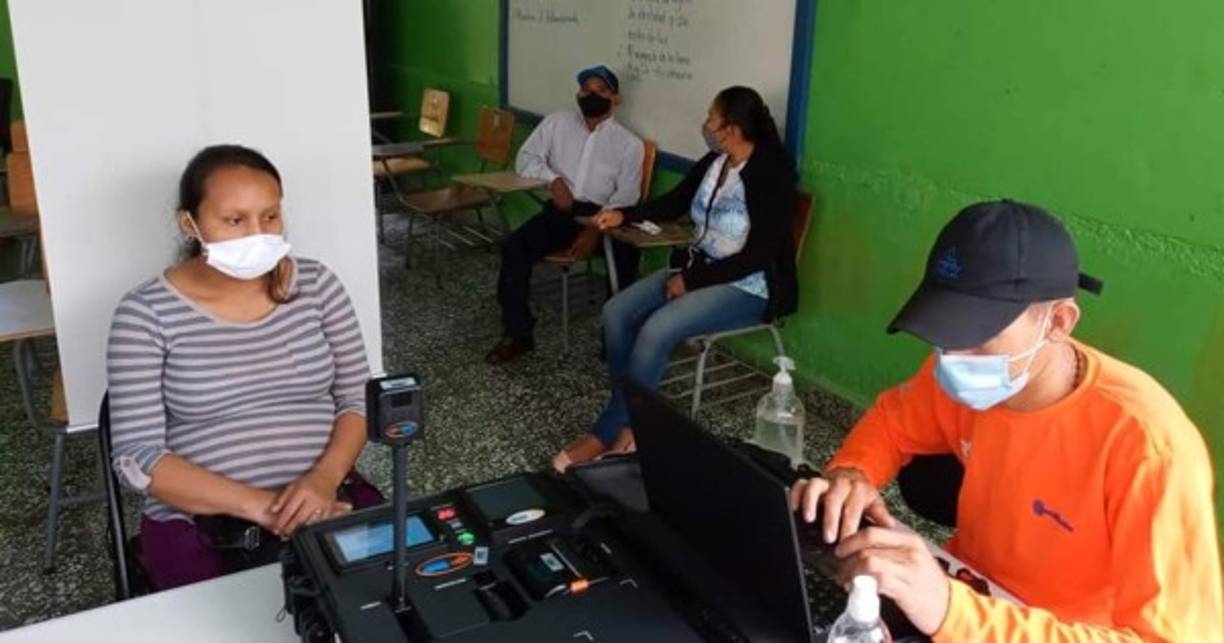 El Registro Nacional de las Personas realiza el enrolamiento de las personas para el nuevo Documento Nacional de Identificación. El RNP dio a conocer nueve datos que los hondureños deben tomar en cuenta al moemtno de tomarse la fotografía.<br/><br/>1. La fotografía se tomará durante el enrolamiento. Los hondureños solo se pueden tomar foto en los centros donde se están realizando el enrolamiento, con el equipo oficial del RNP.