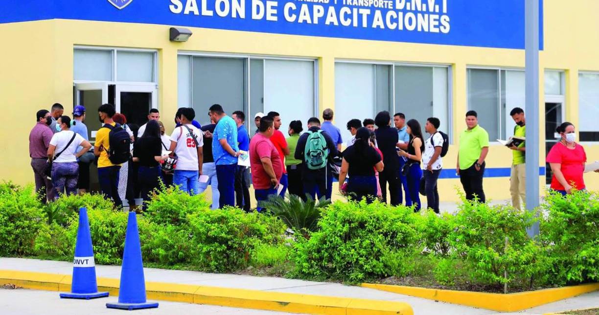 En un papel, ya sea a mano o en computadora, debe colocar su nombre completo, el correo electrónico al que quiere que le manden su licencia y su número de teléfono.