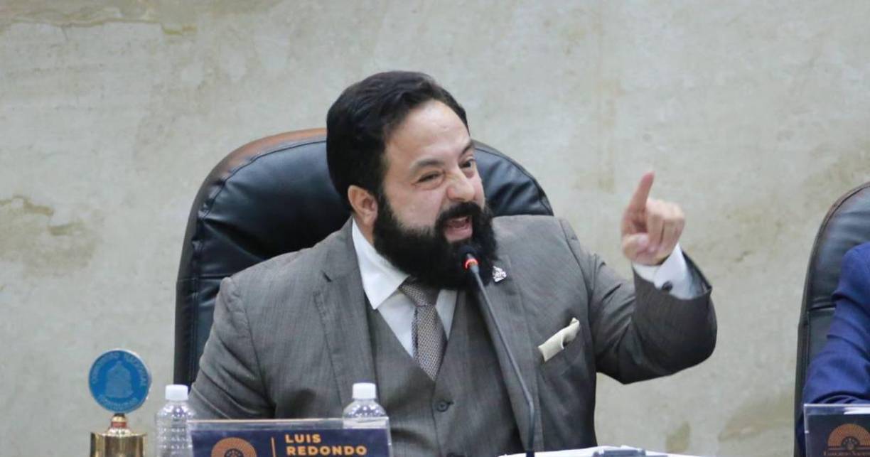 Redondo, quien en aquel entonces era diputado del PSH por Cortés, escribió en aquella ocasión: “Cárteles de narco políticos pretenden eliminar la extradición para seguir con sus crímenes de lavado y corrupción en Honduras y evitar ser extraditados. Controlan Corte Suprema, Ministerio Público, Seguridad, lavadores de activos y así seguir mandando toneladas de cocaína al mundo”. 