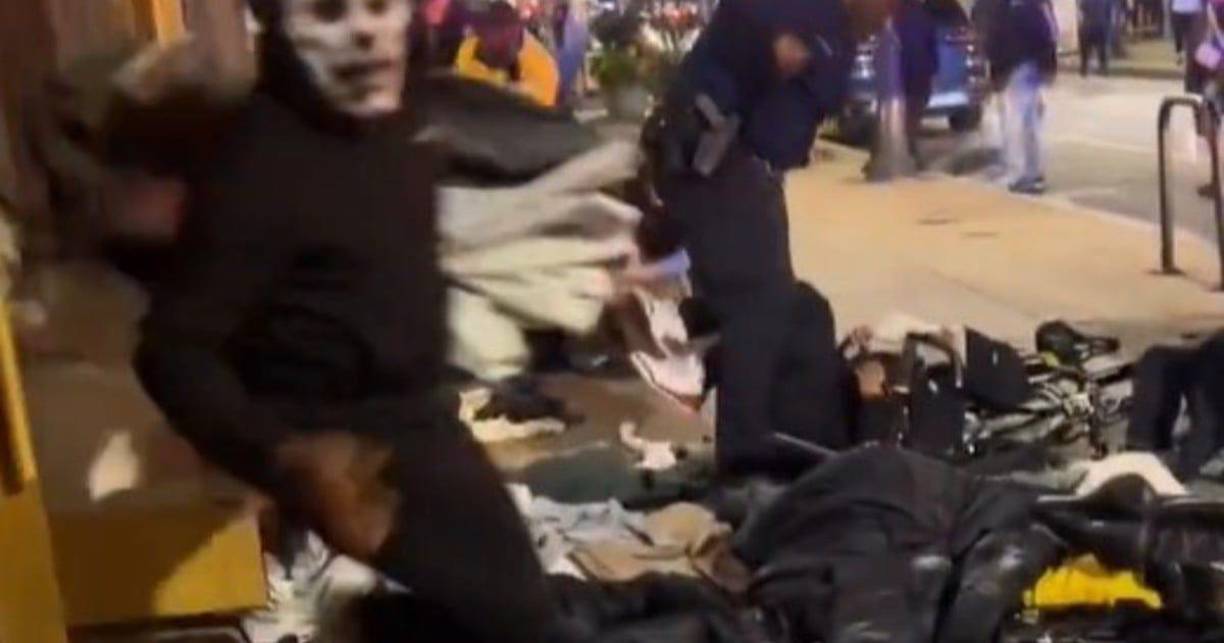 Y es que los saqueadores ingresaron por la fuerza a distintas tiendas de marcas reconocidas de tecnología y ropa y huyeron con grandes bolsas de plástico.