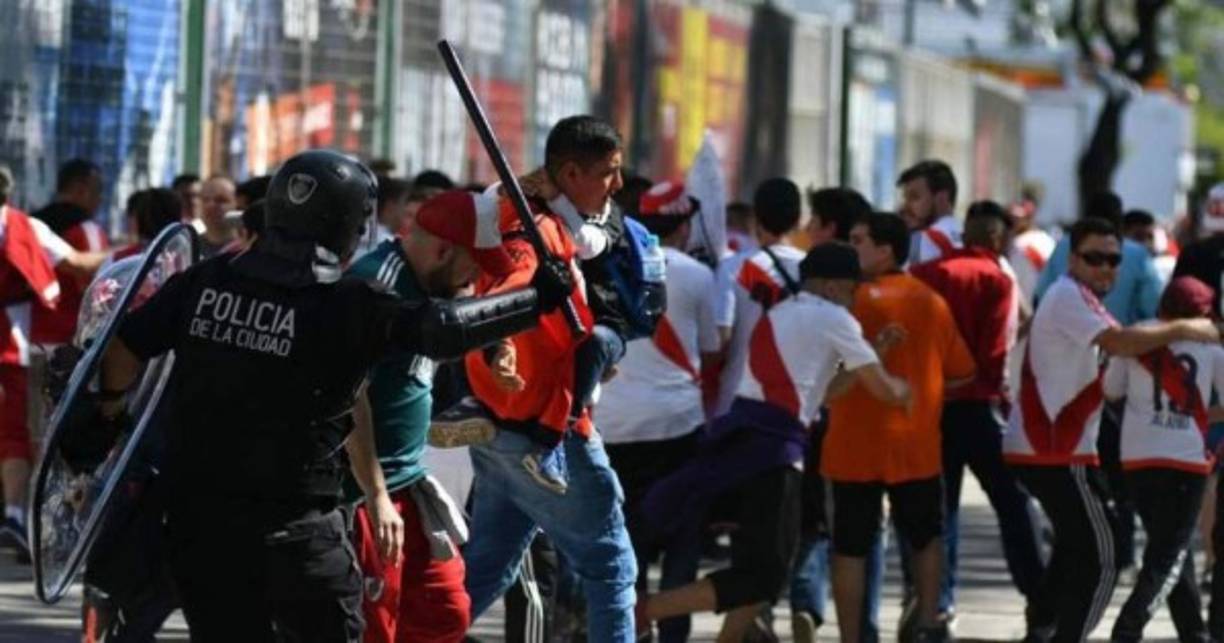 Tras el anuncio de la postergación del partido para el domingo, varios incidentes entre hinchas de River con la policía se registraron en las afueras del Monumental