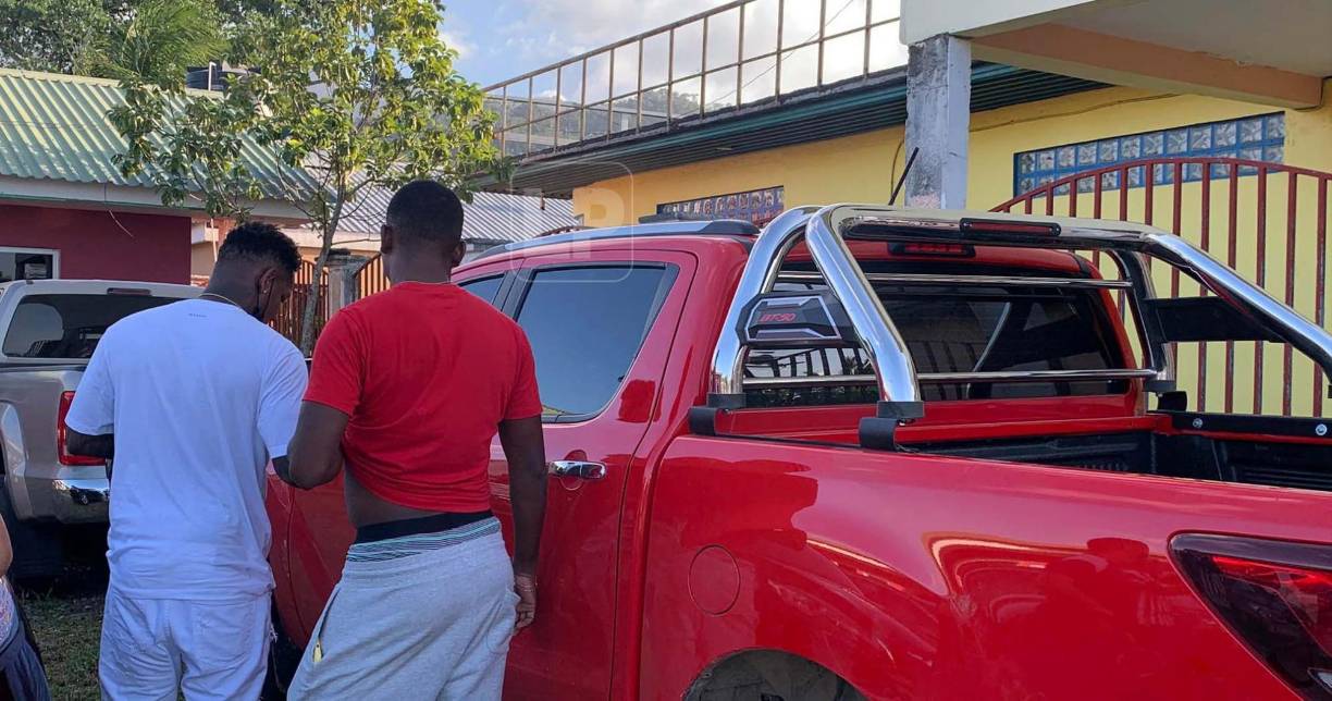 El delantero hondureño Romell Quioto llegó conduciendo esta bonita pick-up. El jugador reveló que se lo dio de regalo a su mamá.
