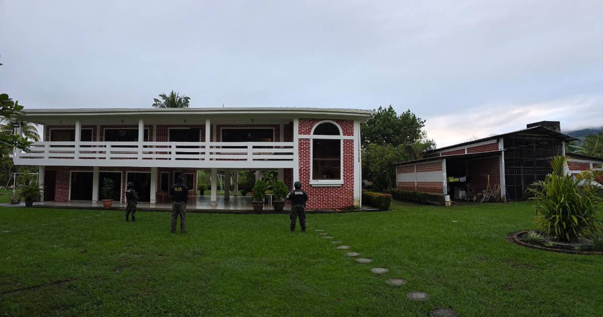 La Fiscalía Especial Contra el Crimen Organizado y la Dirección de Lucha Contra el Narcotráfico (DLCN), con el apoyo de la Policía Militar, ejecutan tres allanamientos de morada contra los mencionados, debido a sus presuntas vinculaciones con el tráfico de drogas y el lavado de activos.