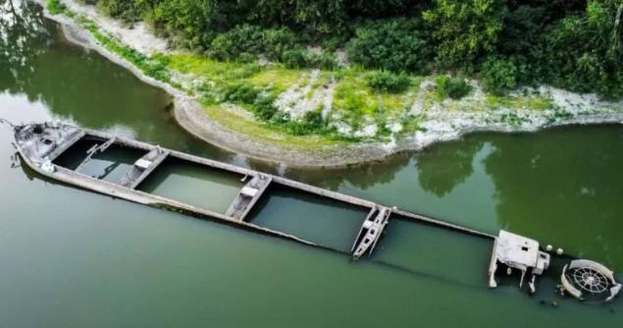 Barcos nazis hundidos durante la Segunda Guerra Mundial también han salido a flote en el río Danubio en Serbia por los bajos niveles del agua.