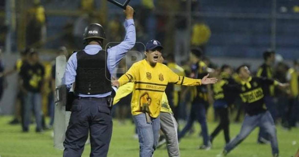 Aficionados del Real España llegaron hasta donde estaban los del Marathón y el caos se desató en el estadio Morazán.