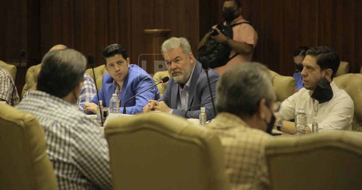 El alcalde de San Pedro Sula especificó que se hará una inversión entre 10 y 12 millones de lempiras en el cambio total del alumbrado del estadio Morazán, además de un sistema de cámaras de vigilancia que se instalará en conjunto en todo el escenario.