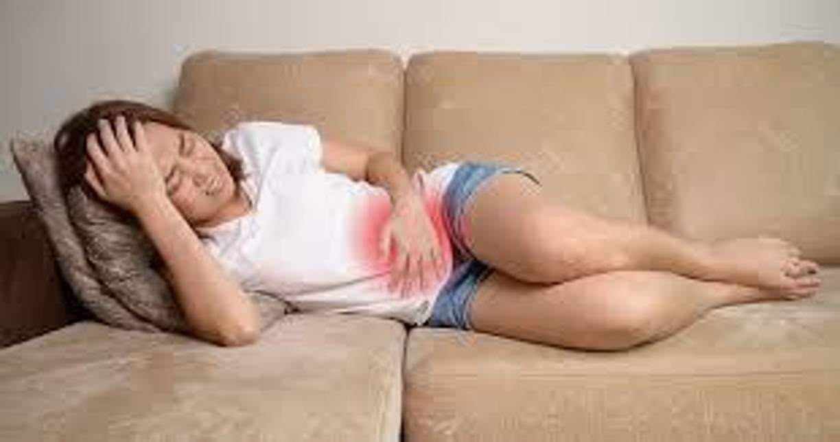 El SIBO a menudo acompaña a otras afecciones gastrointestinales. “Numerosos estudios describen la aparición simultánea de SIBO y SII, siendo ambos trastornos estimuladores del sistema inmunológico, lo que hacen que aumenten las citoquinas proinflamatorias en la mucosa intestinal, aumentando así su permeabilidad. Una mayor incidencia de SIBO también se asocia con enfermedades inflamatorias intestinales y con la enfermedad de Crohn en concreto”, remarca Martínez Las investigaciones sugieren que el SIBO puede acompañar también a la enfermedad celíaca, siendo los problemas de motilidad intestinal durante la enfermedad celíaca los causantes del crecimiento excesivo de bacterias. 