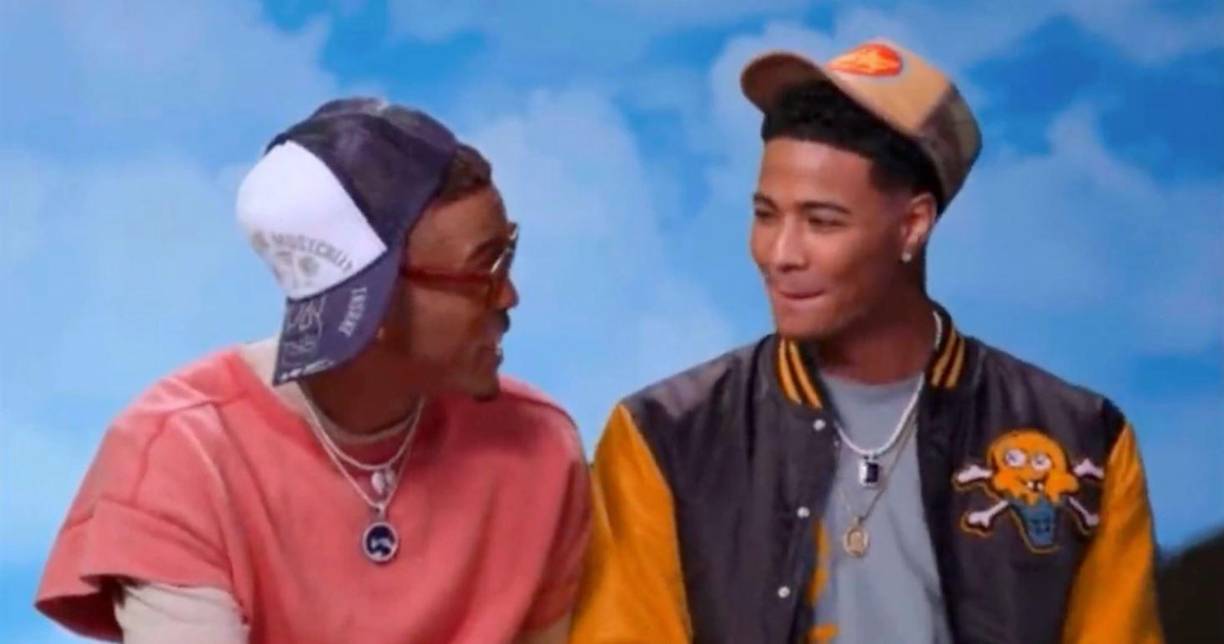 En realidad, él no ha utilizado esa palabra para referirse al hombre que estaba a su lado mientras hablaba de la inesperada situación que le ha presentado el destino, pero sí se han abrazado ante las cámaras y él artista no puede disimular su emoción al describir lo que significa para él su nueva relación.