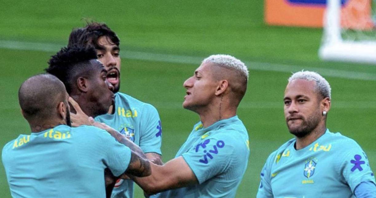 En las imágenes se puede apreciar como Richarlison agarra de la camiseta a Vinicius en pleno entrenamiento.