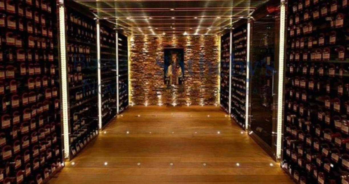 La casa de Neymar tiene su respectiva área de vinos.