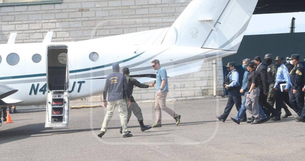 El exmandatario hondureño vestía una casaca azul y jeans.