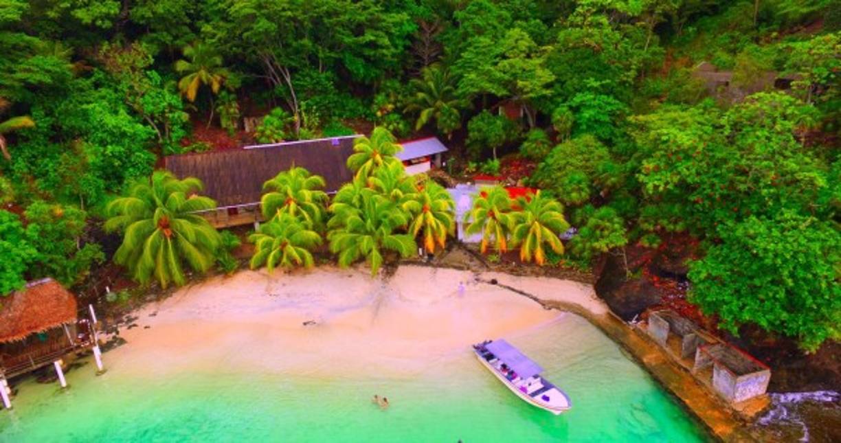 Sobre Cayos Cochinos, Roatán<br/><br/>Este archipiélago compuesto por 13 islotes y dos islas pequeñas en el Caribe hondureño conserva el segundo arrecife de coral más grande del mundo, que forma parte de la Barrera de Coral Mesoamericana.