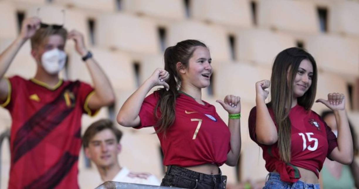 El duelo entre Bélgica vs Portugal se realizó en Sevilla y contó con la presencia de lindas chicas.