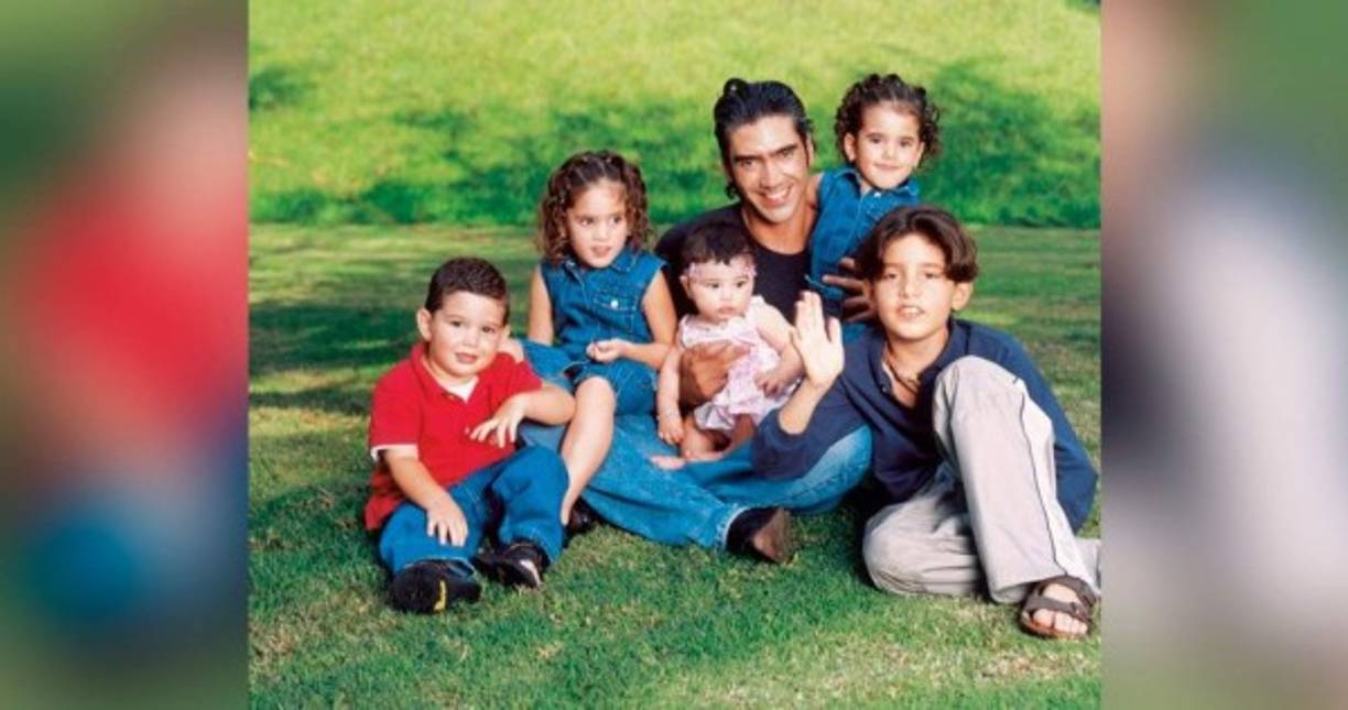 Alejandro Fernández, el cantante mexicano e hijo de Vicente Fernández, tiene una vida privada bastante peculiar. <br/><br/>Es padre de cinco hijos: Alex, Camila, América, Emiliano y Valentina Fernández. Cada uno de ellos heredaron la belleza y el talento de su padre; sin embargo sus hijas impactan por su físico.<br/><br/>
