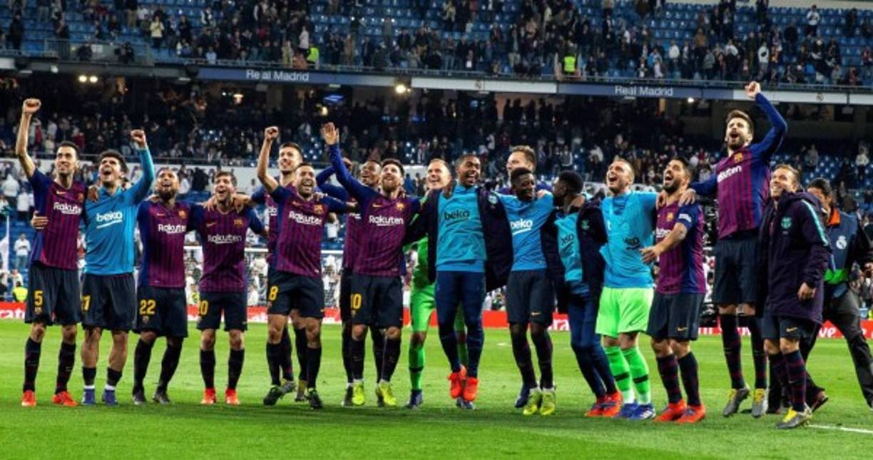 La plantilla del Barcelona festejó la victoria con algunos de sus seguidores que llegaron al Santiago Bernabéu.