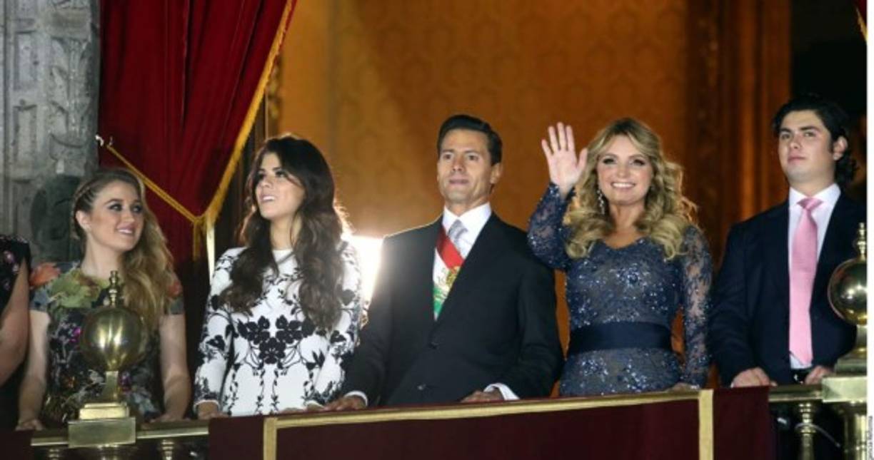 Para celebrar el Grito de Independencia, la Primera Dama, Angélica Rivera, volvió a lucir el vestido largo azul oscuro con bordados brillantes y mangas transparentes de su diseñador favorito, el tapatío Benito Santos.