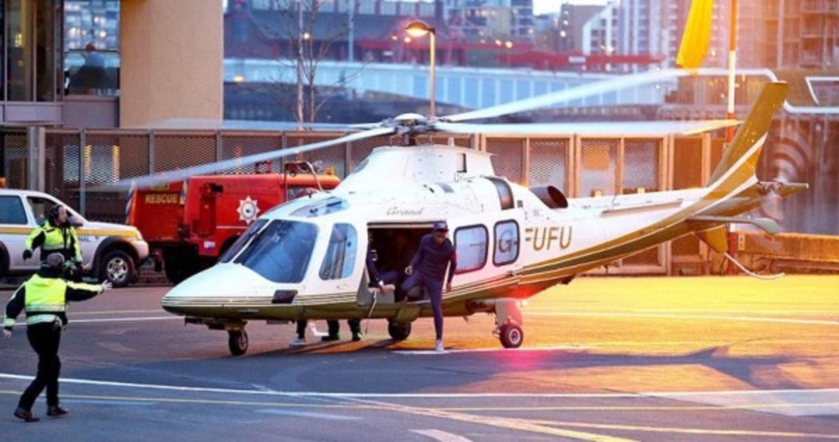 El delantero de 19 años de edad mientras salía del hélicoptero.