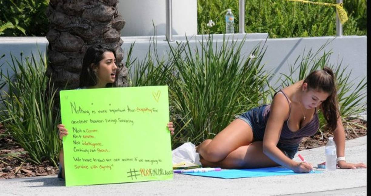 Familiares de las víctimas del tiroteo esperal a las afueras del Centro Medico Regional de Orlando.