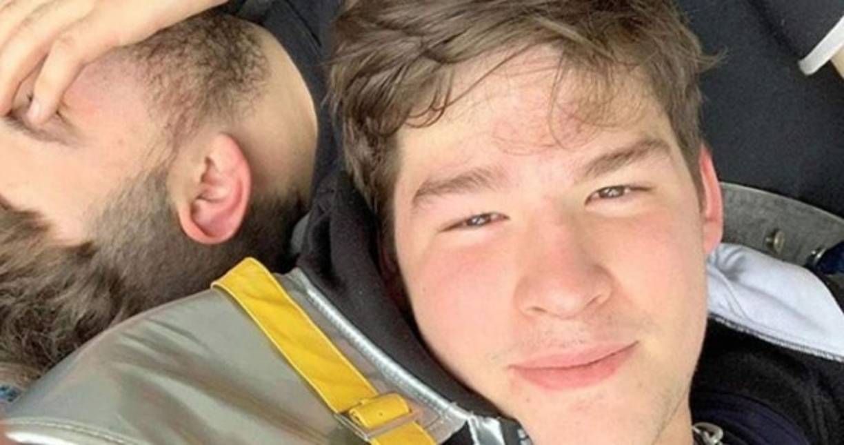 El hijo de Adame se mantuvo en silencio, sin embargo, Bryan quien era su novio, anunció mediante una historia de Instagram el final de su relación debido a las imágenes compartidas.