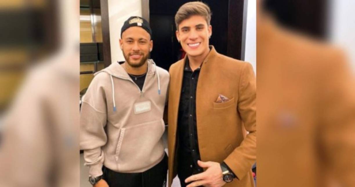 Neymar entonces aprobó el romance: “Sé feliz mamá, te amo”. Pero solo dos semanas más tarde, la pareja se separó, después de que se diera a conocer la versión de que el influencer había mantenido una relación sentimental con el chef de Neymar, lo que hizo estallar la polémica.