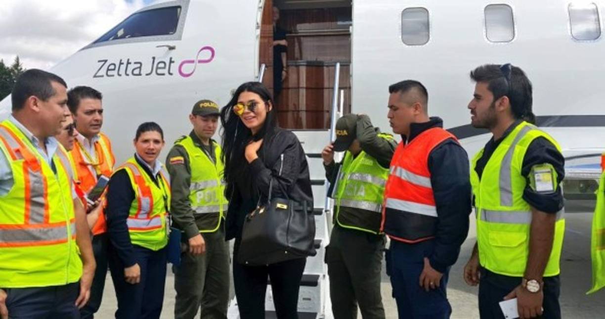 Muy contenta estaba la esposa de Vin Diesel, Paloma Jiménez, tras su aterrizaje en tierras colombianas.