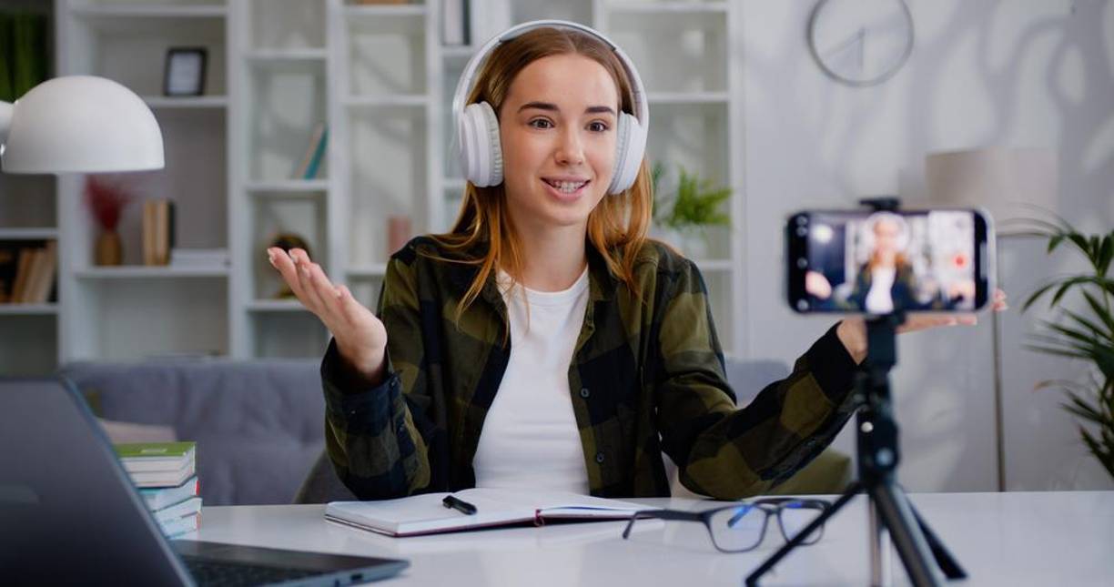 En las últimas semanas, han aparecido en TikTok miles de videos que nos muestran cómo perfeccionar nuestra etiqueta, todo ello a raíz de la tendencia ‘very demure, very mindful’ o “muy recatado, muy consciente”.