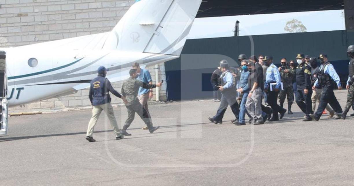 Un Beechcraft de doble turbohélice de la agencia antidrogas estadounidense despegó desde una base de la Fuerza Aérea Hondureña a las 14H27 locales (20H27 GMT) con Juan Orlando Hernández a bordo, esposado y custodiado. 