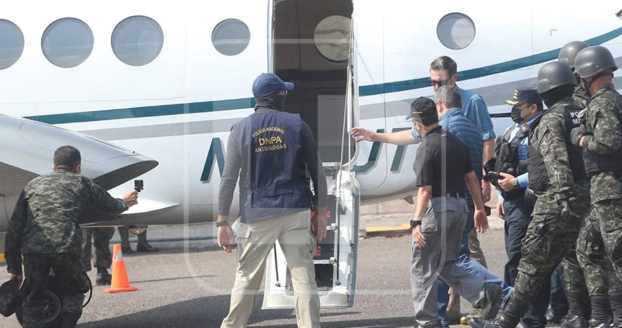 En medio de un fuerte despliegue de seguridad, Juan Orlando Hernández dejó la prisión que ocupaba desde mediados de febrero, el cuartel de las Fuerzas Especiales de la Policía, conocida como Los Cobras, en el este de Tegucigalpa. Fue trasladado en helicóptero hasta una base aérea de la Fuerza Aérea Hondureña en Toncontin.