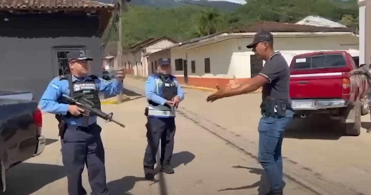 “Vencer o morir”, fue la frase que el comisario Cristian Nolasco le espetó al grupo de hombres fuertemente armados durante el velorio afuera de la iglesia San Francisco de Asís, en Catacamas.