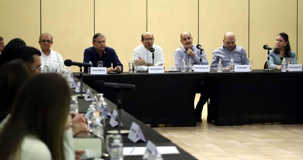 Mauricio Ramos, secretario de Infraestructura y Transporte (SIT), junto con Tomás Vaquero, secretario de Gobernación, Justicia y Descentralización, se reunieron ayer con empresarios de la zona norte en la Cámara de Comercio e Industrias de Cortés (CCIC) para dar a conocer su plan de inversión para modernizar y ampliar el aeropuerto.