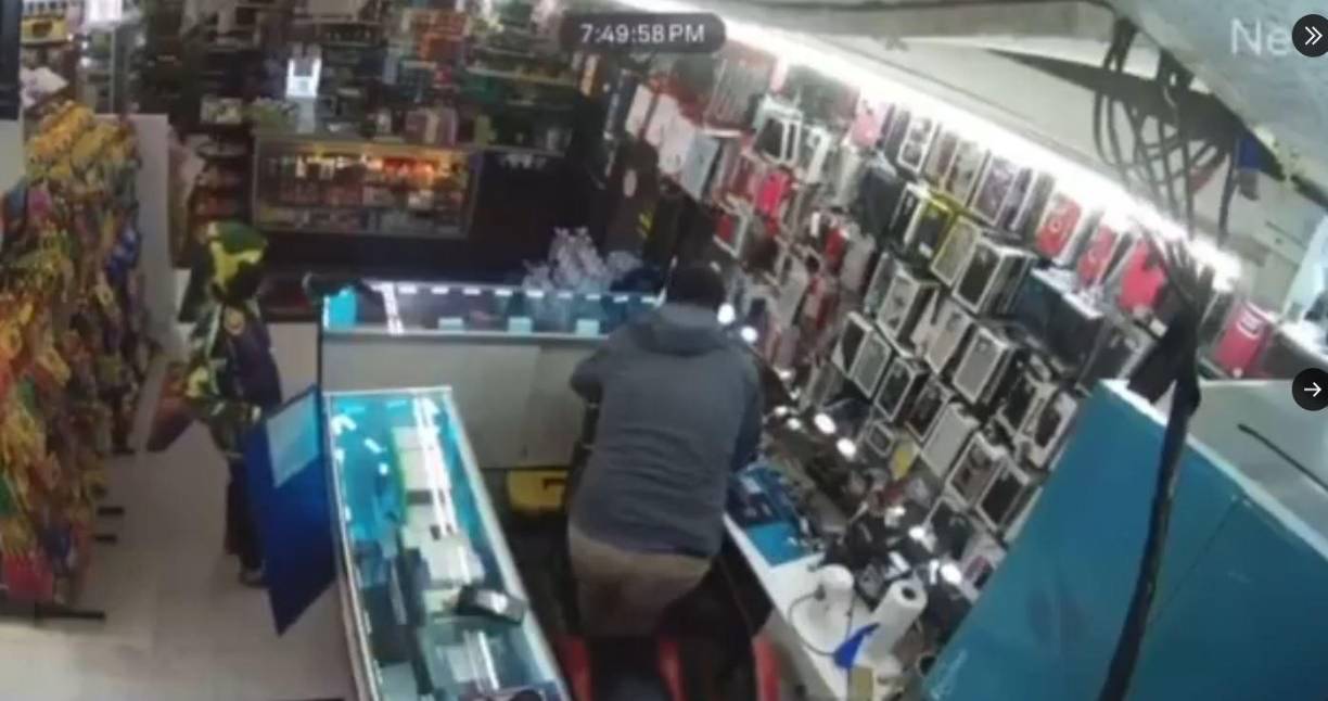 Juárez, de 18 años, ingresó al local acompañado de un cómplice de 16 años, Cecil Batiz, y ambos amenazaron a los empleados con armas de fuego para cometer el robo.