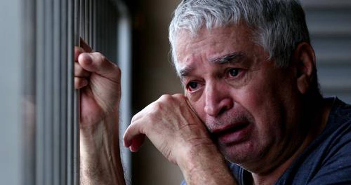 Este trastorno va más allá de sentir una tristeza profunda. Acarrea también incapacidad de sentir placer en actividades cotidianas o de emocionarse junto a los seres queridos, así como irritabilidad, llanto, aislamiento social y pérdida de interés en general. Es por tanto una enfermedad que empeora de manera muy severa la calidad de vida. De hecho “lleva al paciente a querer morir” algo que en otros tipos de dolencias no suele ocurrir hasta la fase más avanzada, ha apuntado Madrazo.