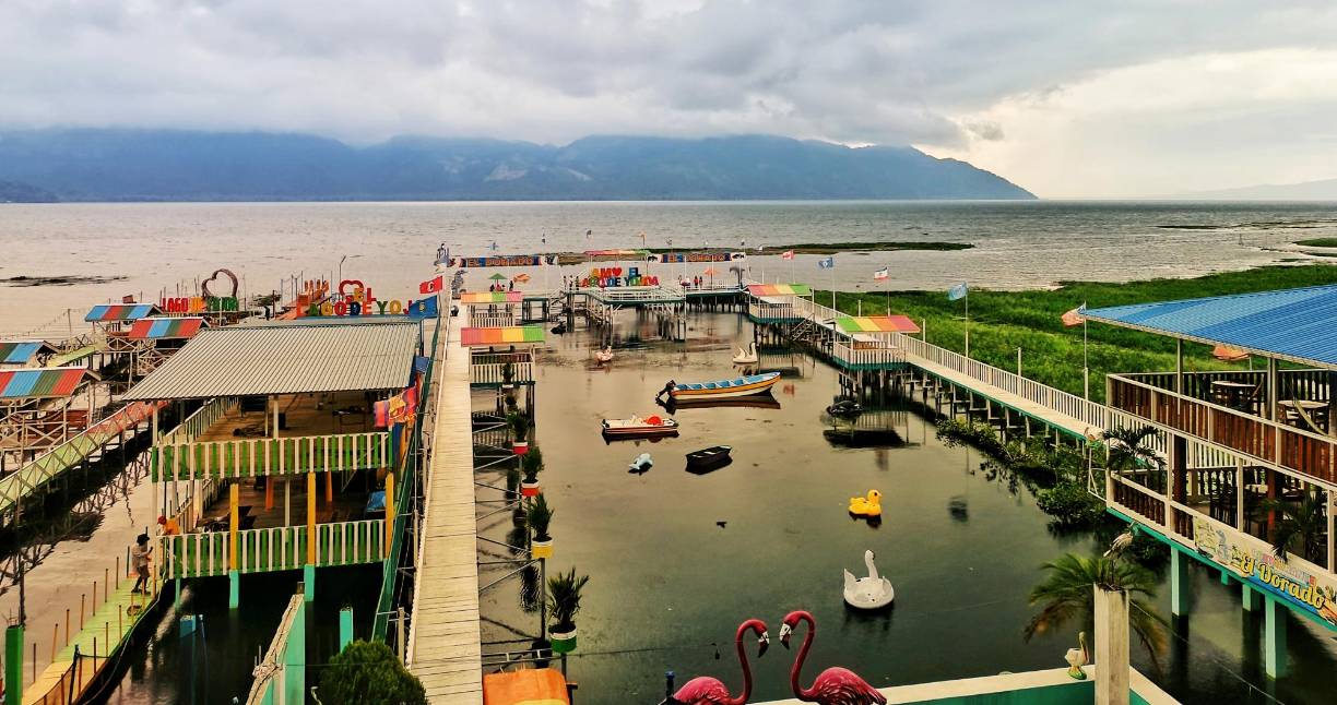 Panorámica: En el Lago de Yojoa hay 66 restaurantes apostados a la orilla del espejo de agua a inmediaciones de la CA-5. Ellos están afiliados a una asociación donde realizan proyectos en común y velan por la salud del lago.