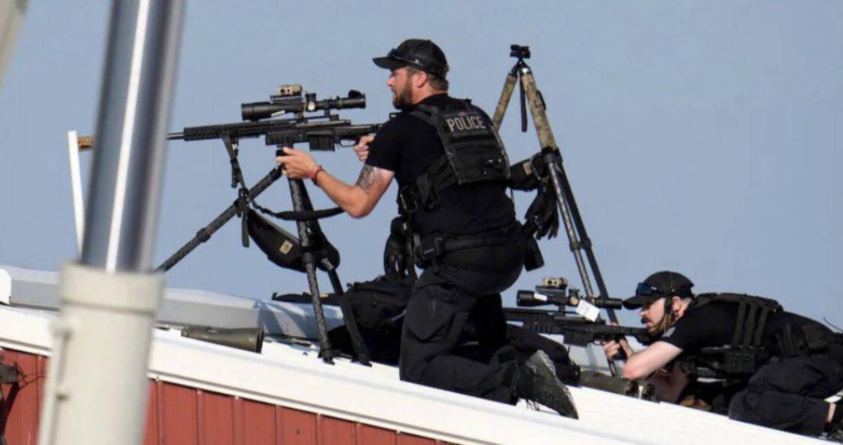 El medio local de Pittsburgh WTAE asegura que el tirador usó un fusil tipo AR-15 y disparó ocho tiros antes de ser abatido por los agentes del Servicio Secreto.