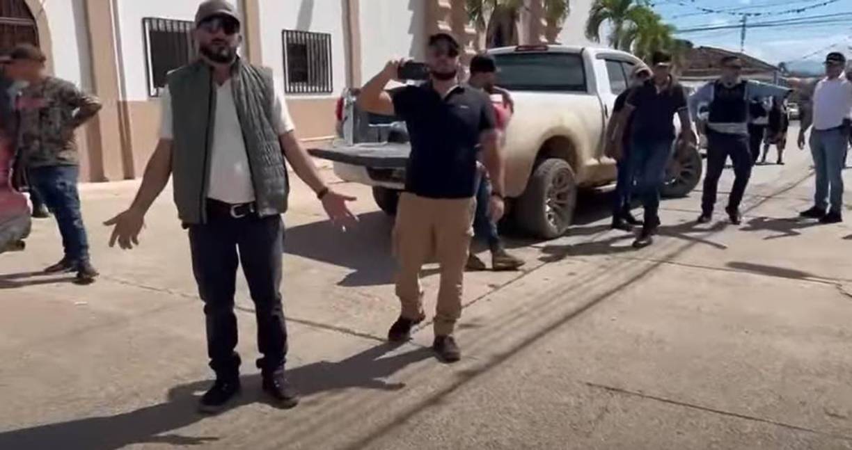 El sacerdote tuvo que suspender la misa debido al pánico generalizado. 