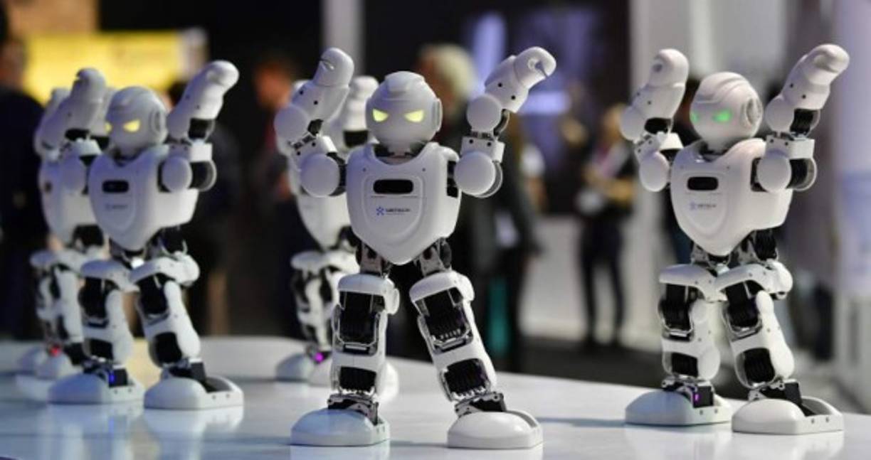 Para diversión o trabajo, los robots no pueden faltar en una feria tecnológica.