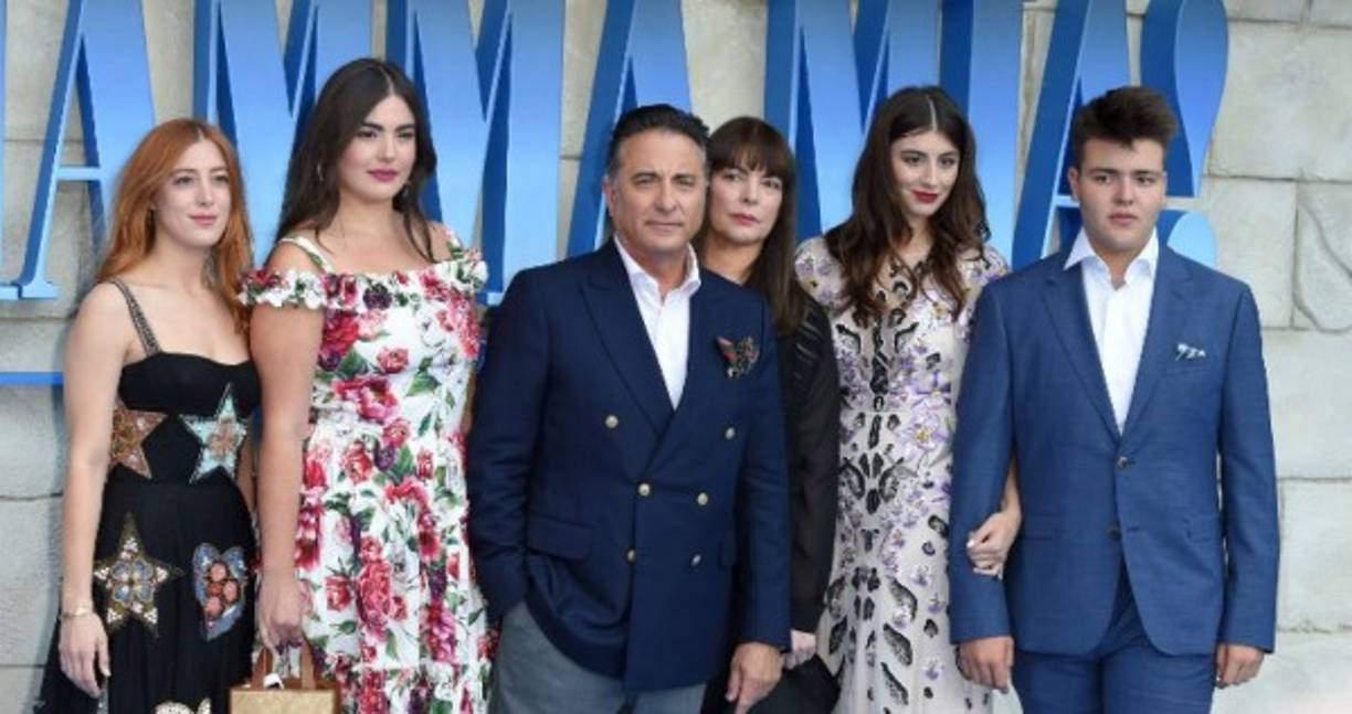 A este equipo se suman también las estrellas Cher, en el papel de Ruby -como madre de Donna y abuela de Sohpie (interpretado por Amanda Seyfried) y Andy García como Fernando, un decorador mexicano que aterrizará también en la pequeña isla.<br/><br/>En la imagen, el actor, Andy Garcia, posa en la alfombra roja al llegar al estreno mundial de la película 'Mamma Mia! Here We Go Again' en Londres el 16 de julio de 2018.Anthony HARVEY / AFP