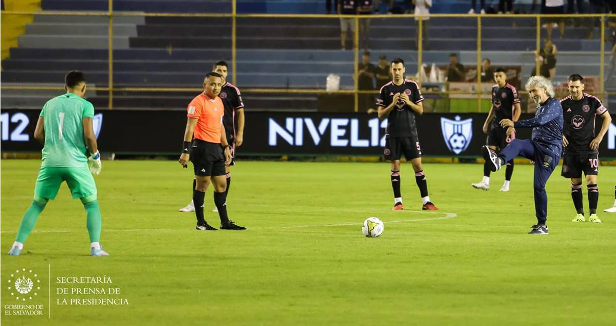 Previo al inicio del partido, Jorge ‘Mágico’ González realizó el saque de honor ante la atenta mirada de Messi.