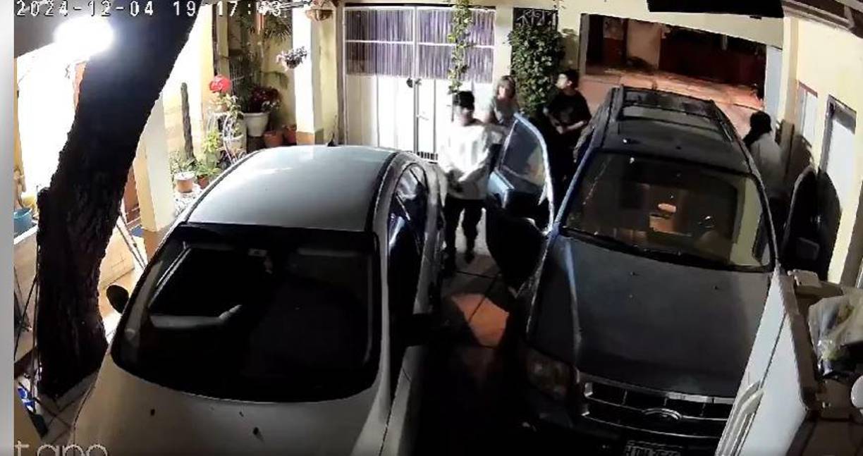 En las imágenes, los asaltantes, actuando con total impunidad, exigen las llaves de un vehículo mientras revisan meticulosamente el lugar en busca de objetos de valor. 