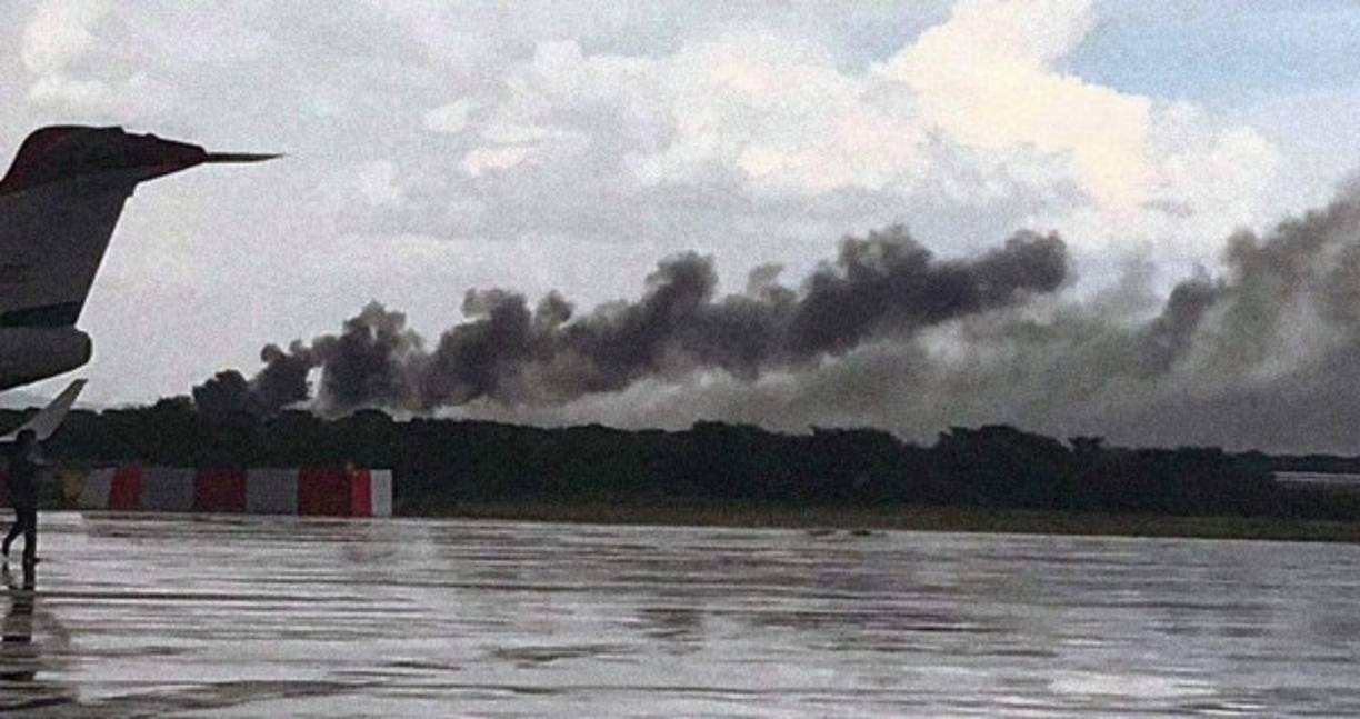 Imágenes difundidas por medios locales muestran la aeronave impactada en llamas en una zona árida próxima al aeropuerto de Durango.
