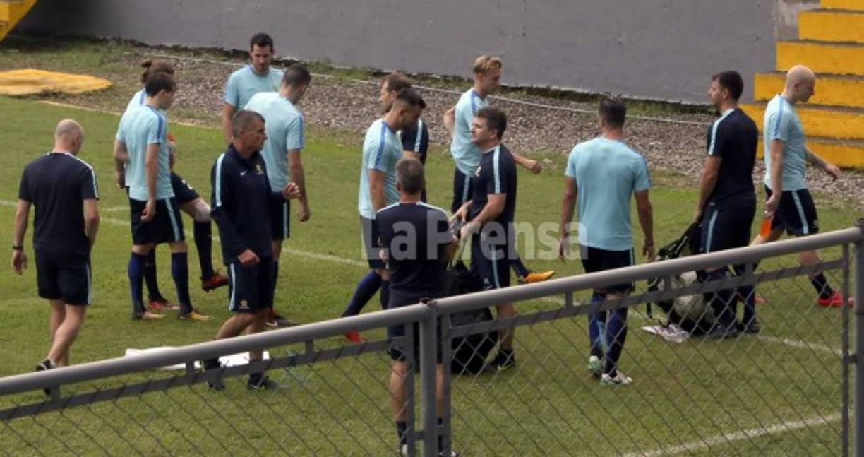 En total entre jugadores, cuerpo técnico, médicos, chef vienen un total de aproximadamente 50 personas.