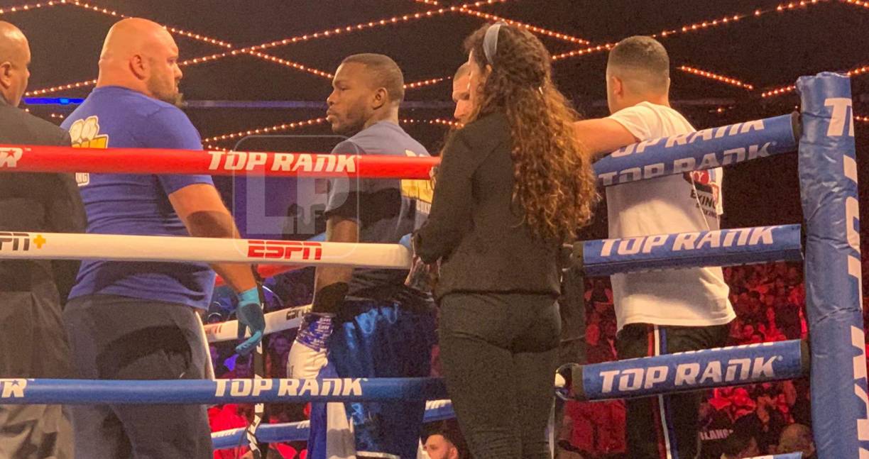 Momento en donde Josec Ruiz ya estaba en el cuadrilátero. Aquí el catracho no la pasó bien.