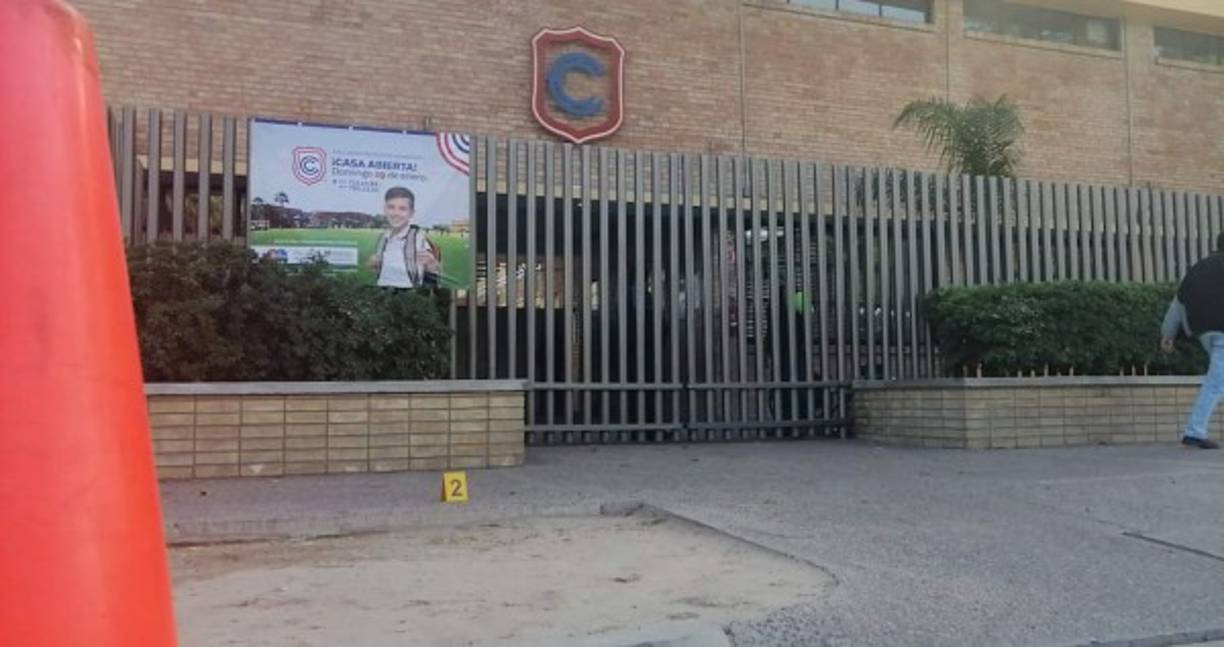 'Allí la docente se encuentra con que el niño sale -del baño donde se habría cambiado de vestimenta- con dos armas -una en cada mano- disparando' y poco tiempo después 'se pega un tiro', narró el gobernador, cuyas hijas también fueron alumnas del mismo privado Colegio Cervantes.