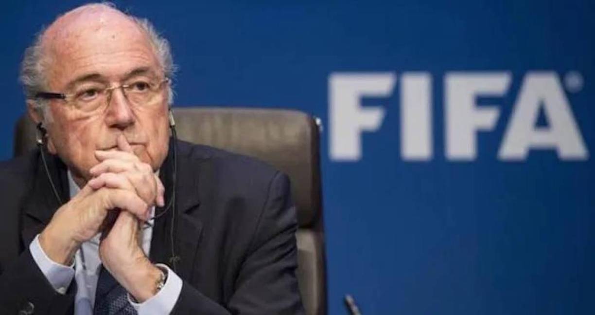 El 13 de septiembre de 2010 el presidente de la FIFA, Joseph Blatter llegó a Qaqortoq, Groenlandia y anunció la aprobación de la FIFA del nuevo campo, que es visto como un paso importante hacía que el país obtenga la membresía FIFA.