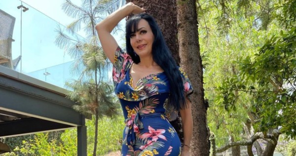 La artista lució un traje de baño de dos piezas color blanco, con un pareo caído a la altura de sus codos.