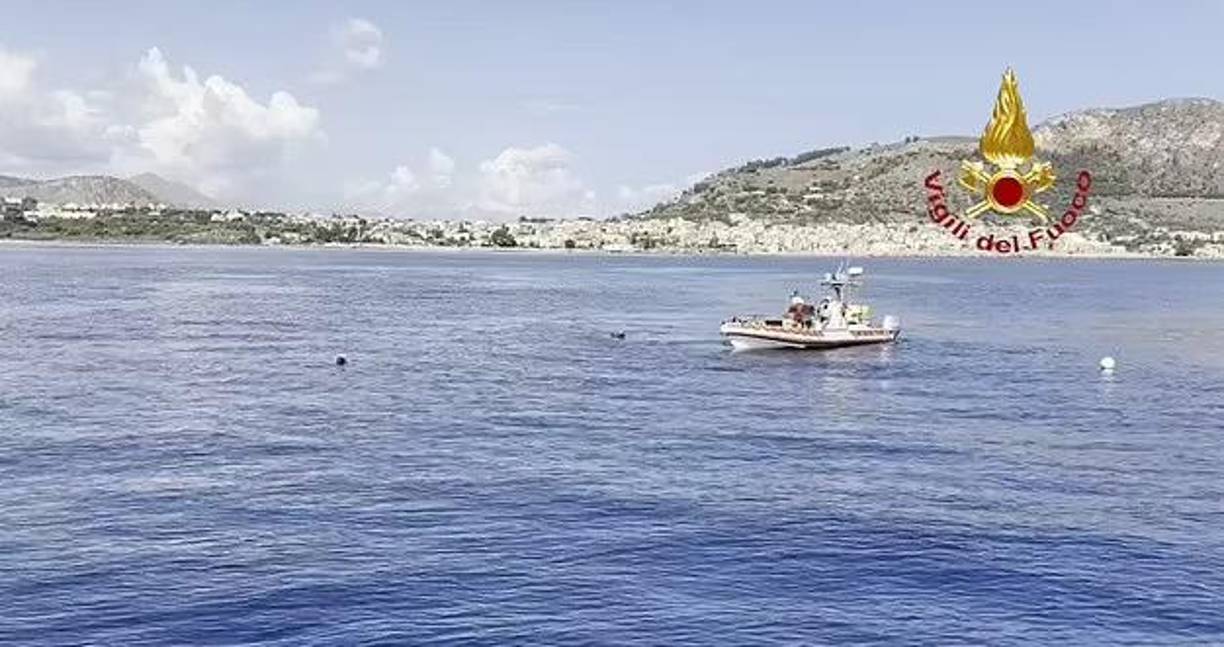 Señaló que se escuchaba a la gente gritar y que se salvaron porque llegó casi inmediatamente un bote salvavidas lanzado por otro barco que estaba cerca.