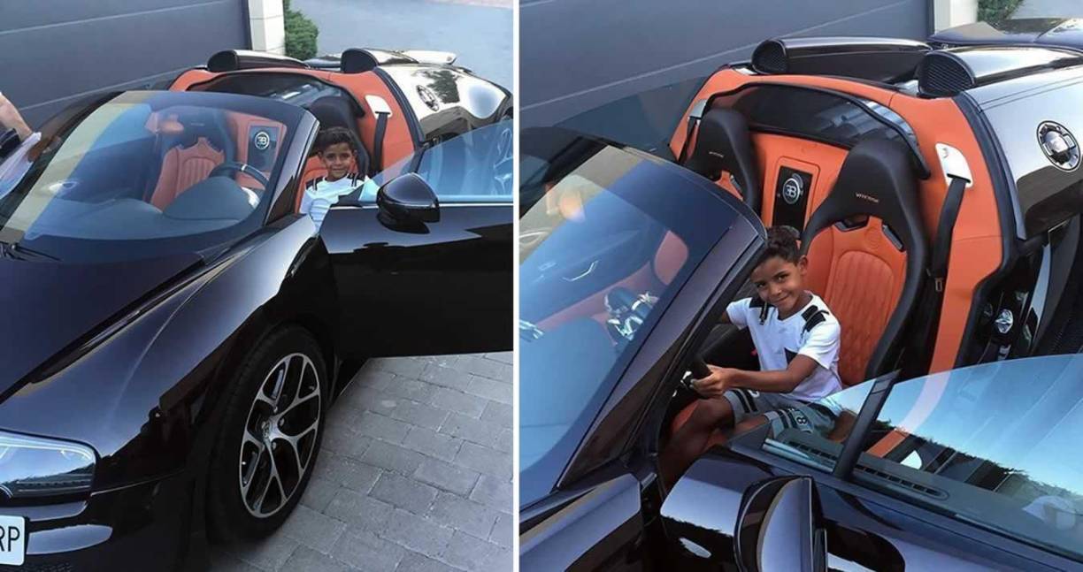 El hijo de Cristiano Ronaldo ‘practica’ con el descapotable que su padre adquirió en julio de 2016.