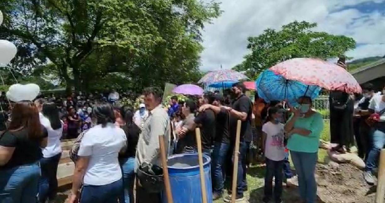 Toda la comunidad acompañó a los familiares.