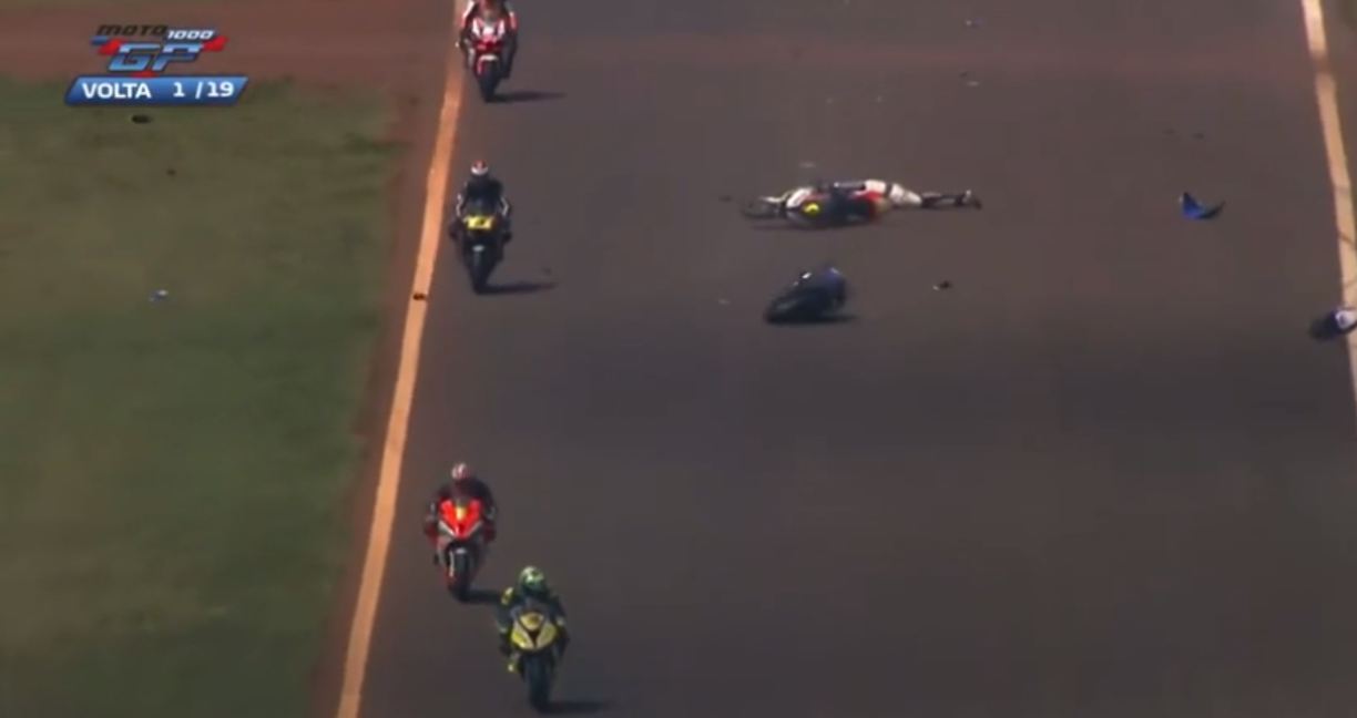 André había salido en octavo lugar entre los cerca de 150 pilotos de 10 países que disputaban la prueba y fue impactado en el momento en que intentaba levantarse para proseguir la carrera.